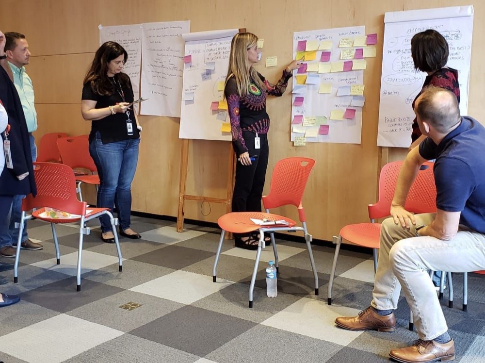 Rosaline Hester facilitando un taller de liderazgo
